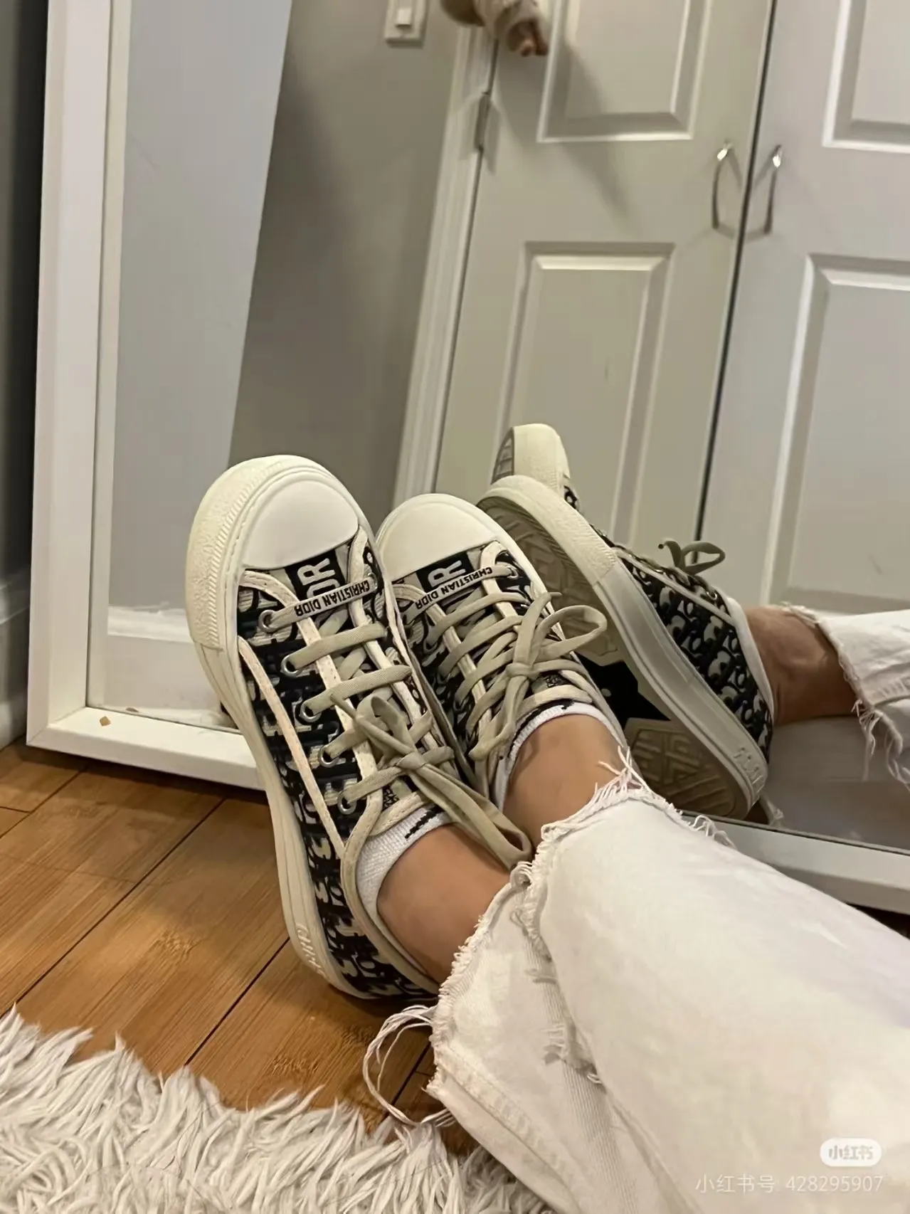 👟👟Ex-factory price 500👟👟 New arrival at D home, synchronized with the official website WALK N DIOR embroidered canvas shoes series, 100% cotton silk double-sided three-dimensional embroidery All the materials of this shoe are original molds, right down to the hardware, laces, outsole, PU midsole...the upper fabric is made of double-sided pure cotton silk three-dimensional electric embroidery. Each style looks colorful, but it does not make it difficult to match clothes. The entire series is like a piece of handicraft, unique!  ▪️Inner lining: full-grain mixed sheep and sheepskin ▪️Foot pads: same color cowhide, comfortable to the feet ▪️My last style is exactly the same as ZP, welcome to compare. My color scheme is the most complete, and the counter has a full set of packaging. Code number: 35-41